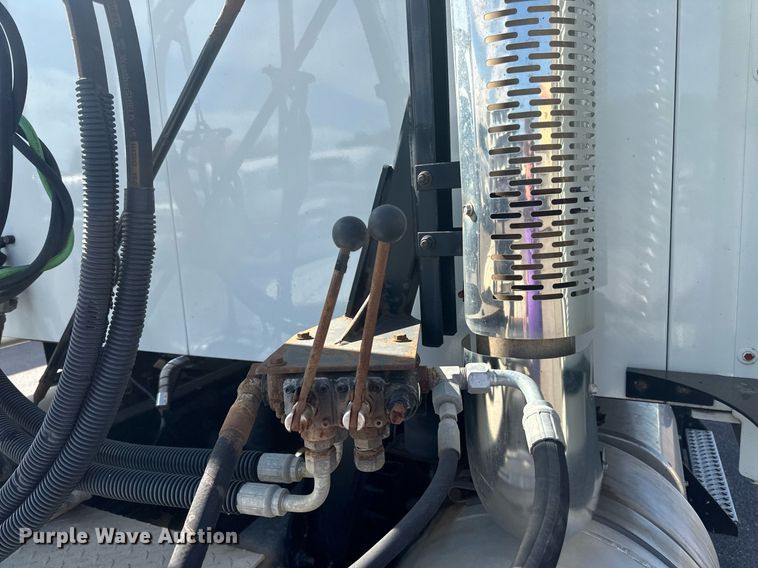 image for item LR9513 2015 Mack CXU613 semi truck