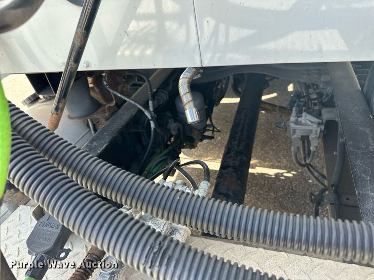 image for item LR9513 2015 Mack CXU613 semi truck