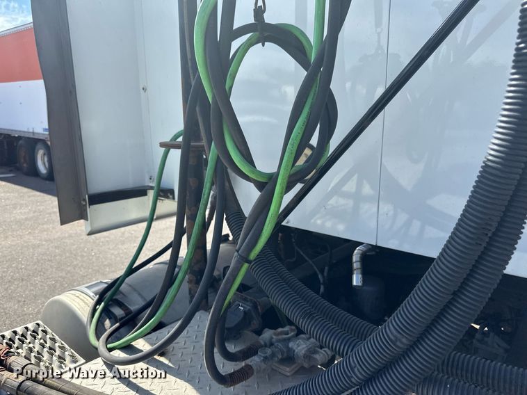 image for item LR9513 2015 Mack CXU613 semi truck