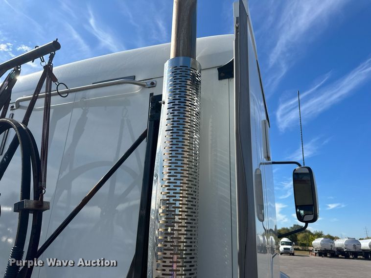 image for item LR9513 2015 Mack CXU613 semi truck