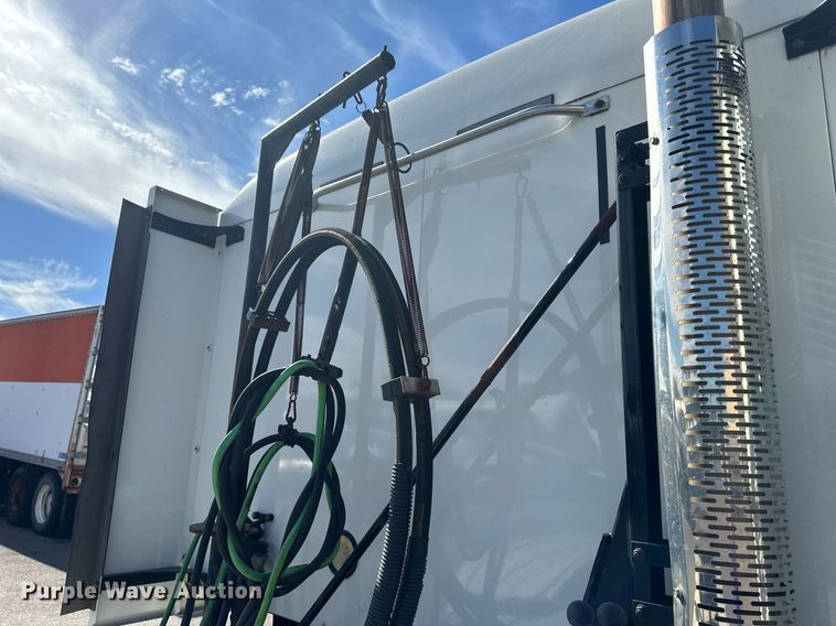 image for item LR9513 2015 Mack CXU613 semi truck