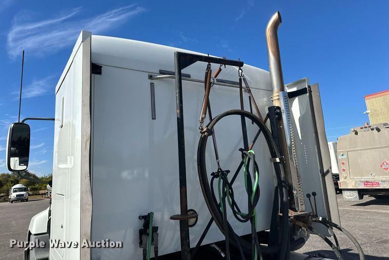 image for item LR9513 2015 Mack CXU613 semi truck