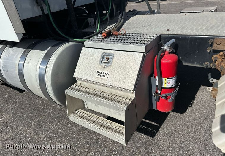 image for item LR9513 2015 Mack CXU613 semi truck