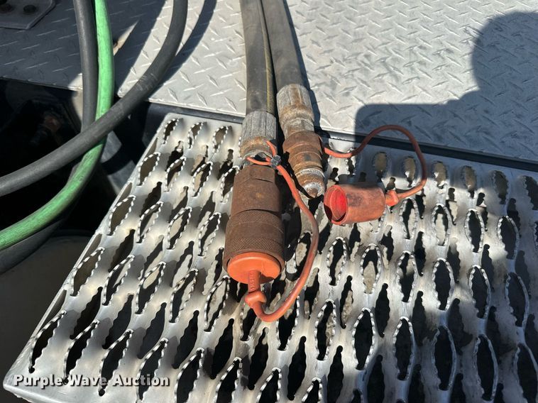 image for item LR9513 2015 Mack CXU613 semi truck