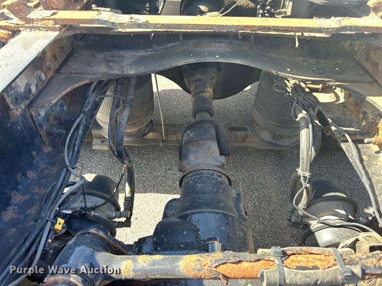 image for item LR9513 2015 Mack CXU613 semi truck