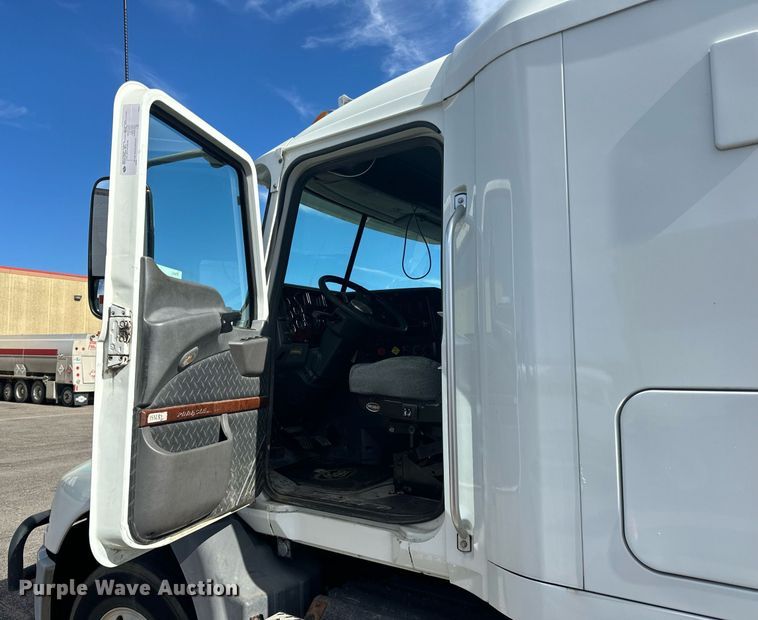 image for item LR9513 2015 Mack CXU613 semi truck