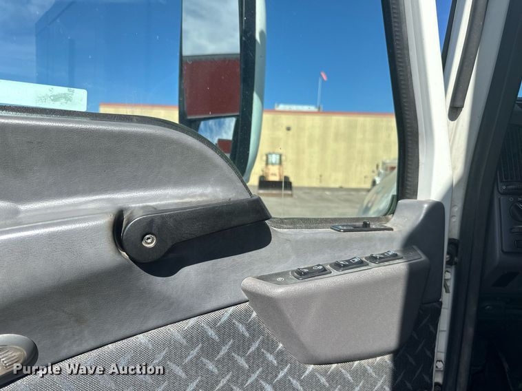 image for item LR9513 2015 Mack CXU613 semi truck