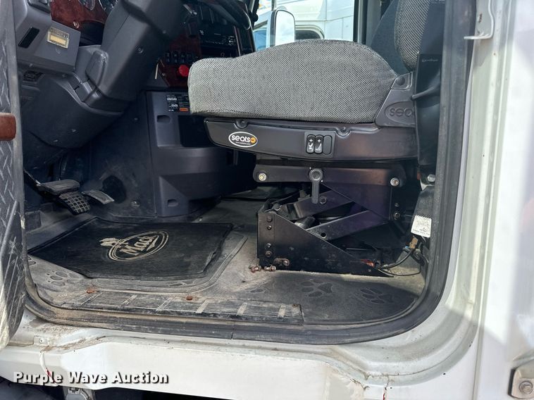 image for item LR9513 2015 Mack CXU613 semi truck