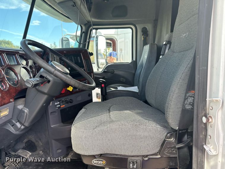 image for item LR9513 2015 Mack CXU613 semi truck