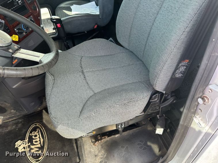 image for item LR9513 2015 Mack CXU613 semi truck