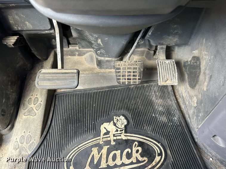 image for item LR9513 2015 Mack CXU613 semi truck