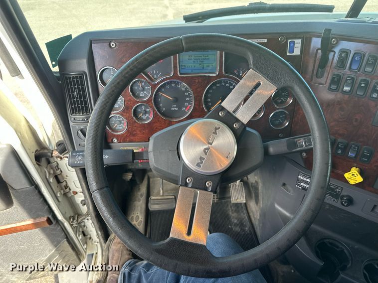 image for item LR9513 2015 Mack CXU613 semi truck