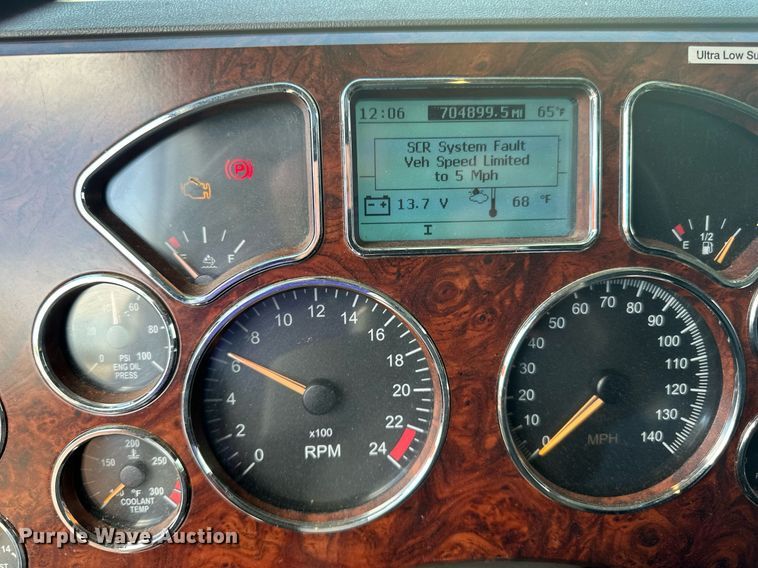 image for item LR9513 2015 Mack CXU613 semi truck