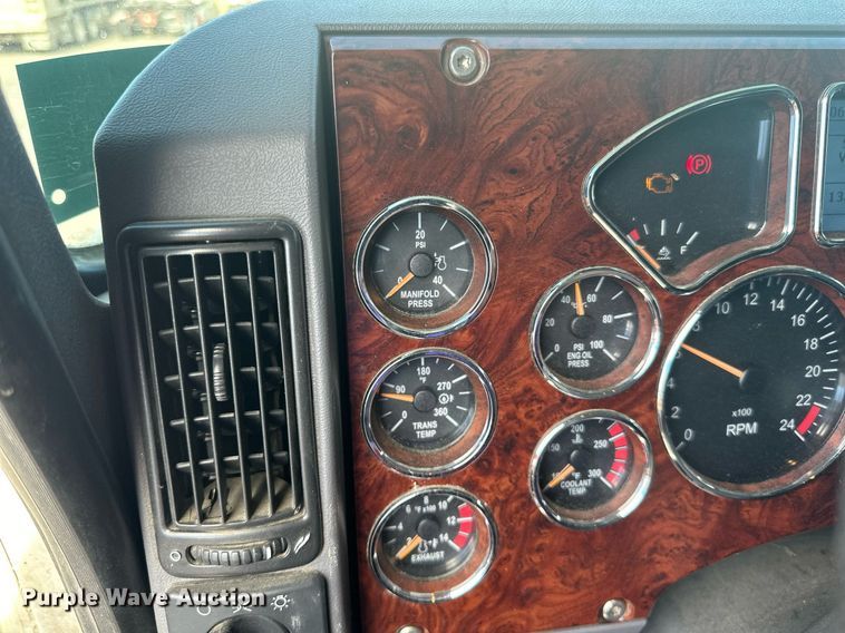 image for item LR9513 2015 Mack CXU613 semi truck