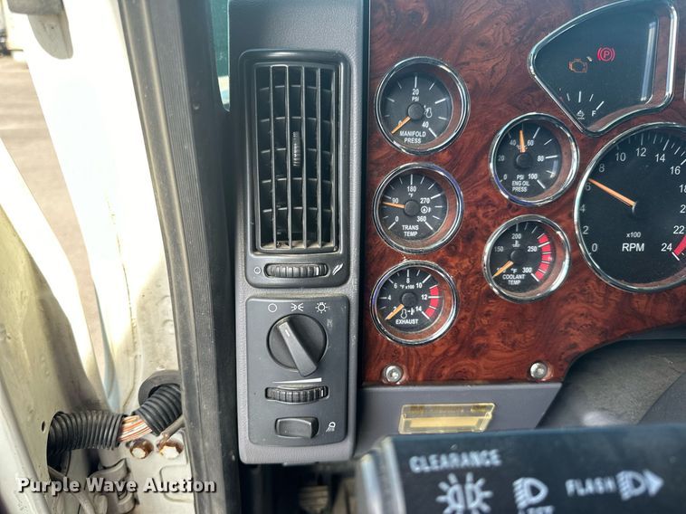 image for item LR9513 2015 Mack CXU613 semi truck