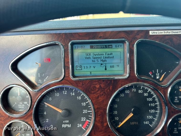 image for item LR9513 2015 Mack CXU613 semi truck