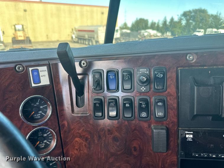 image for item LR9513 2015 Mack CXU613 semi truck