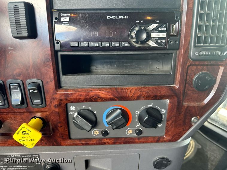 image for item LR9513 2015 Mack CXU613 semi truck