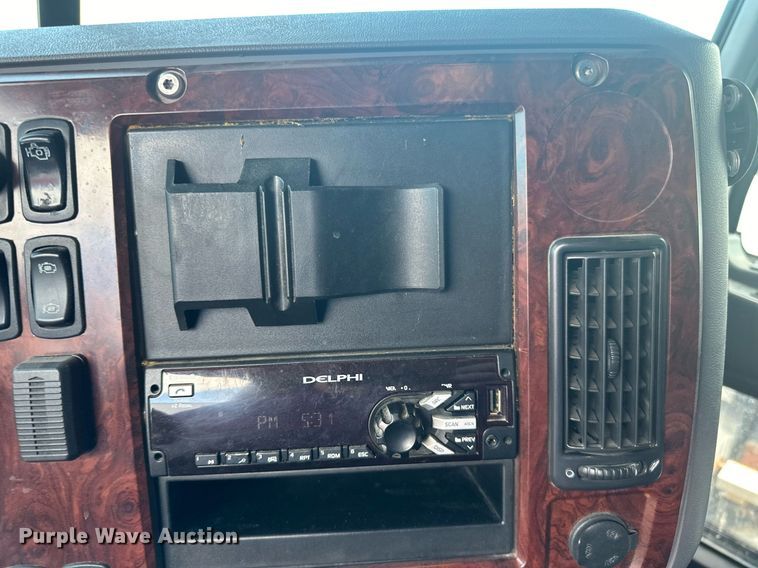 image for item LR9513 2015 Mack CXU613 semi truck