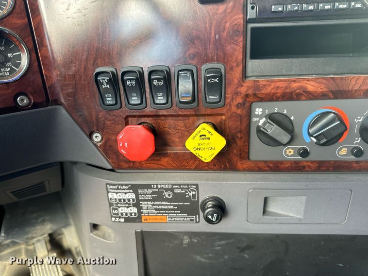 image for item LR9513 2015 Mack CXU613 semi truck