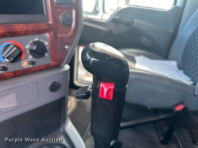 image for item LR9513 2015 Mack CXU613 semi truck