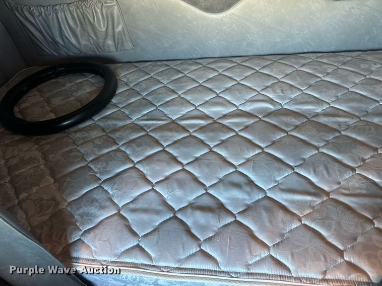 image for item LR9513 2015 Mack CXU613 semi truck