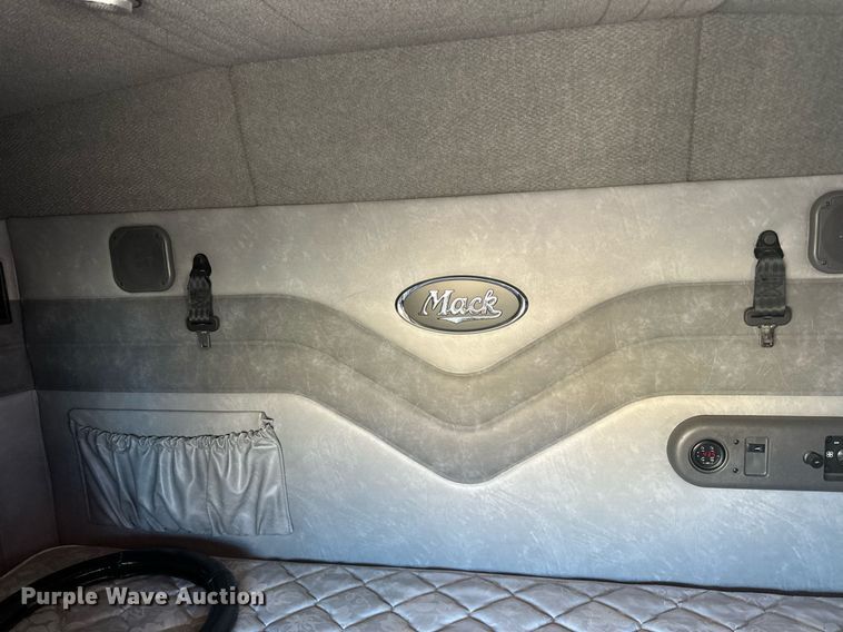 image for item LR9513 2015 Mack CXU613 semi truck