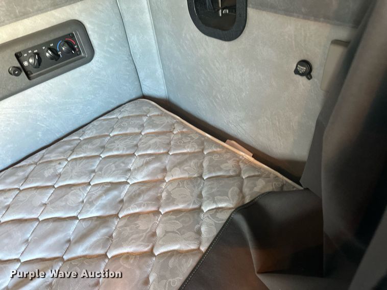 image for item LR9513 2015 Mack CXU613 semi truck