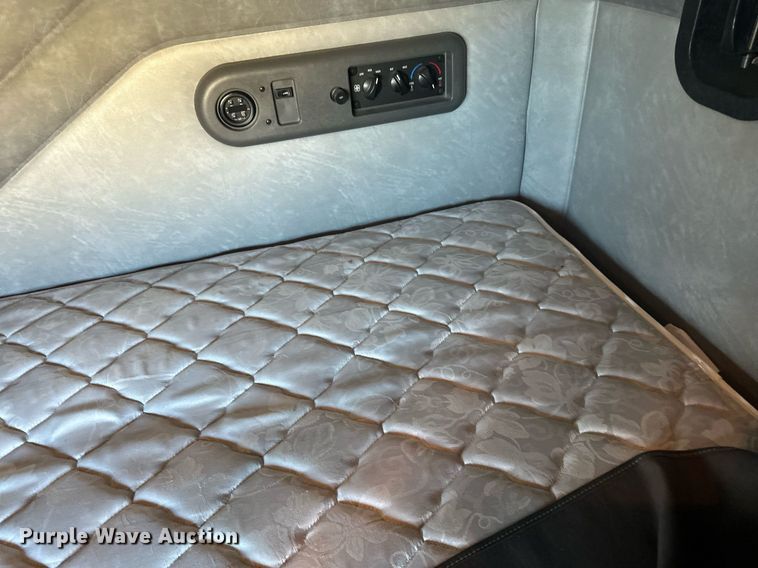 image for item LR9513 2015 Mack CXU613 semi truck