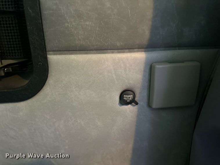 image for item LR9513 2015 Mack CXU613 semi truck