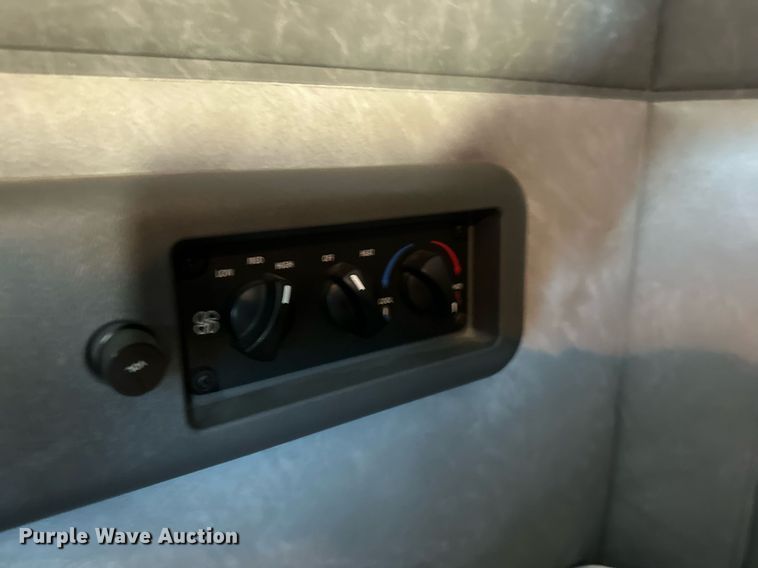 image for item LR9513 2015 Mack CXU613 semi truck