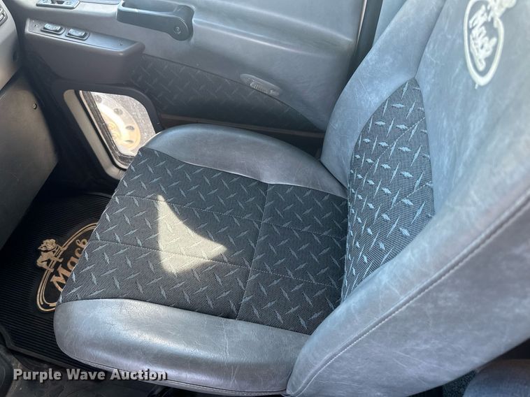 image for item LR9513 2015 Mack CXU613 semi truck