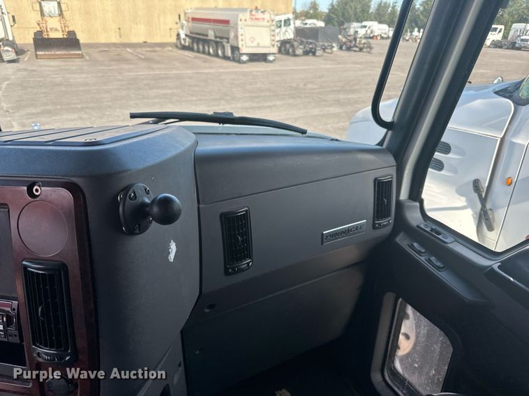 image for item LR9513 2015 Mack CXU613 semi truck