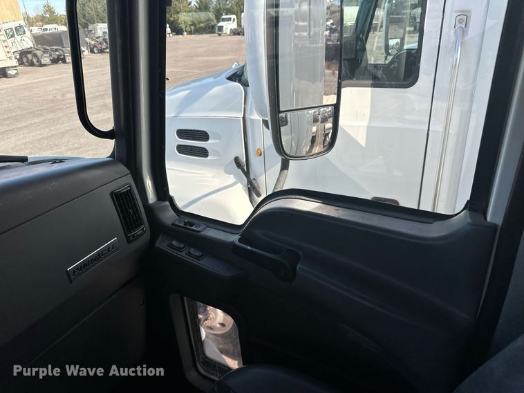 image for item LR9513 2015 Mack CXU613 semi truck