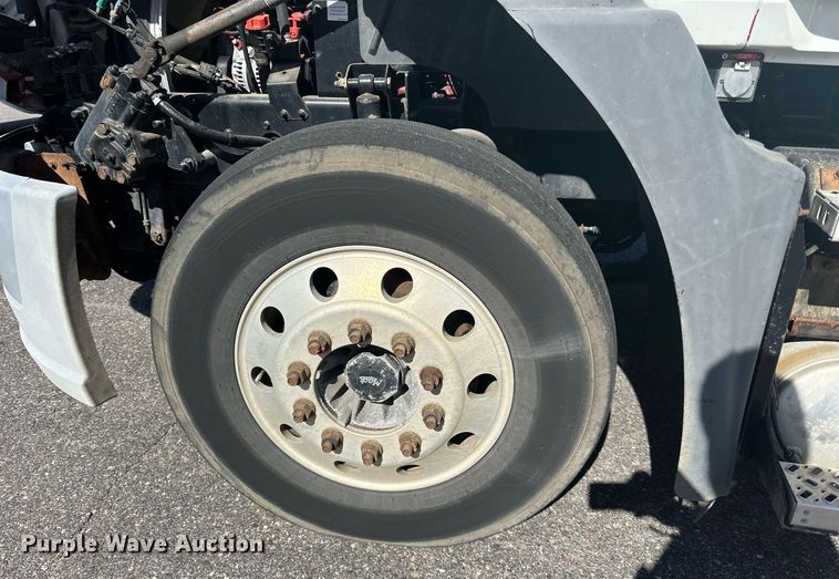 image for item LR9513 2015 Mack CXU613 semi truck