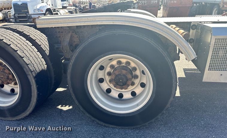 image for item LR9513 2015 Mack CXU613 semi truck