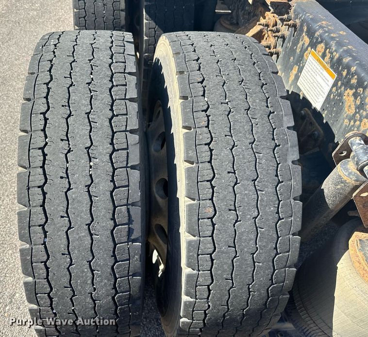 image for item LR9513 2015 Mack CXU613 semi truck