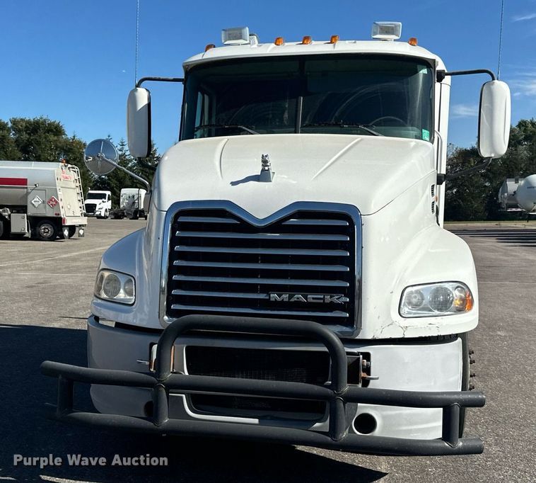 image for item LR9514 2014 Mack CXU613 semi truck