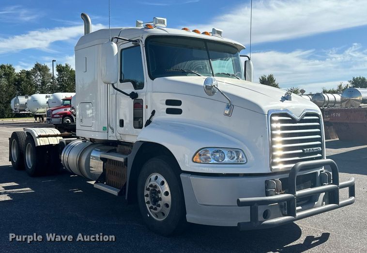 image for item LR9514 2014 Mack CXU613 semi truck
