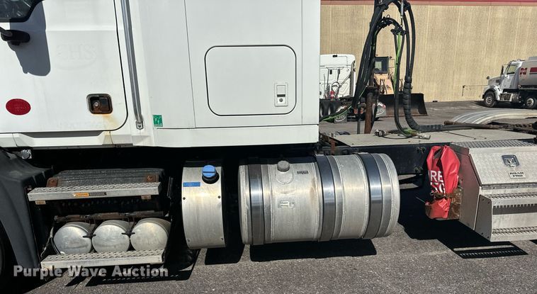 image for item LR9514 2014 Mack CXU613 semi truck