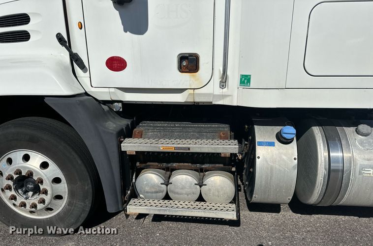 image for item LR9514 2014 Mack CXU613 semi truck