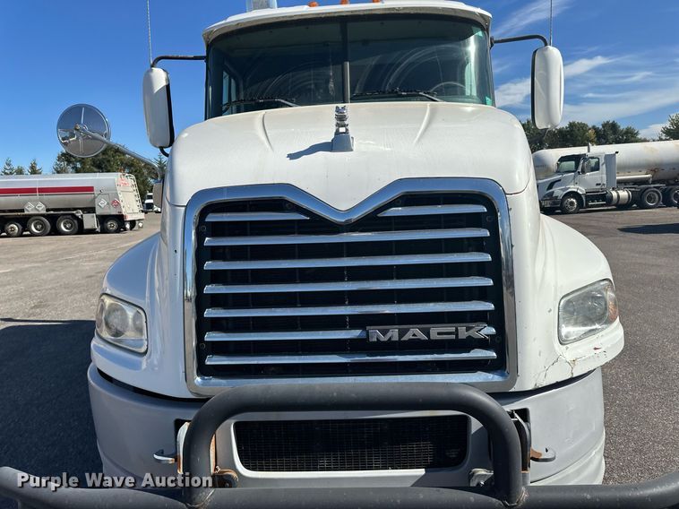 image for item LR9514 2014 Mack CXU613 semi truck
