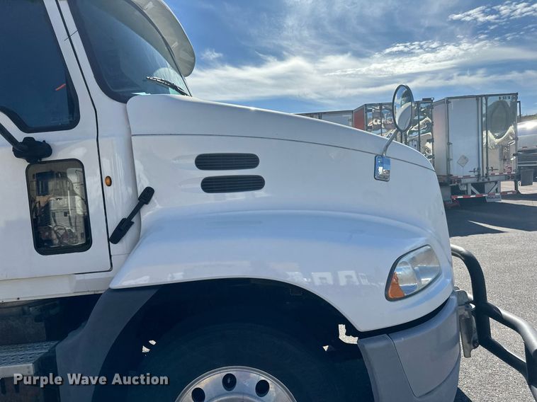 image for item LR9514 2014 Mack CXU613 semi truck