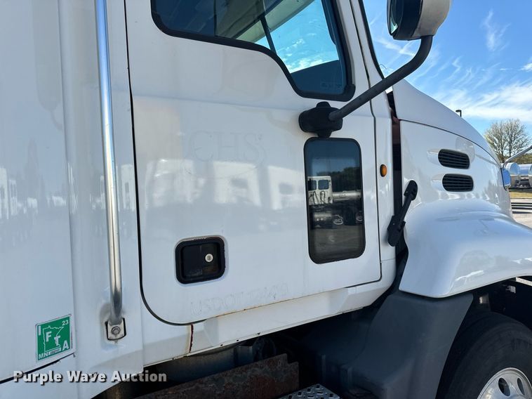 image for item LR9514 2014 Mack CXU613 semi truck