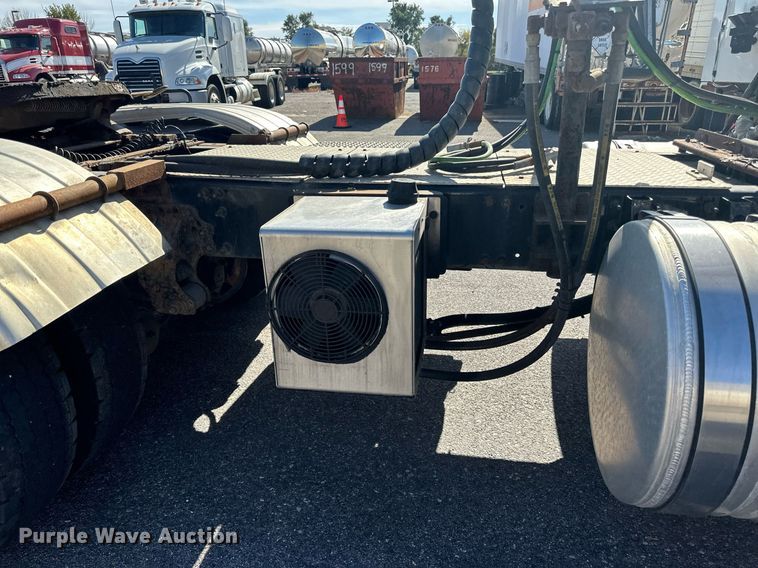 image for item LR9514 2014 Mack CXU613 semi truck