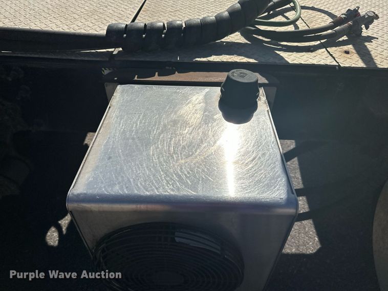 image for item LR9514 2014 Mack CXU613 semi truck