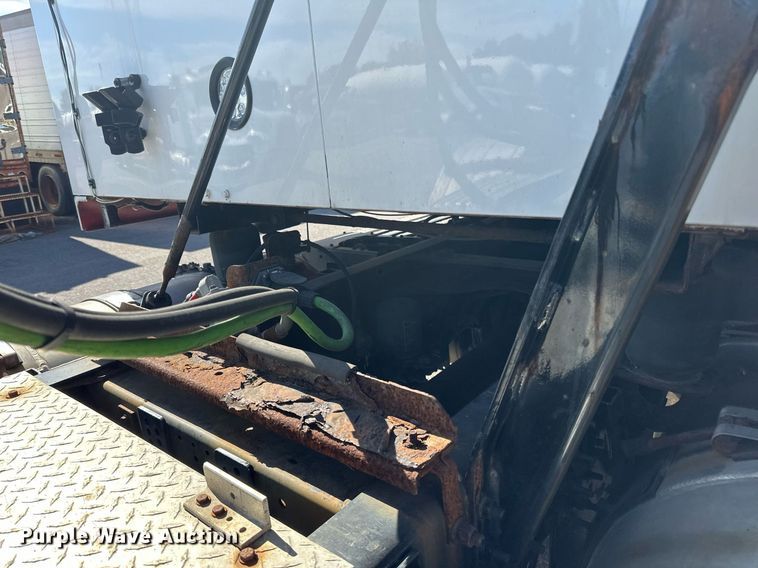 image for item LR9514 2014 Mack CXU613 semi truck