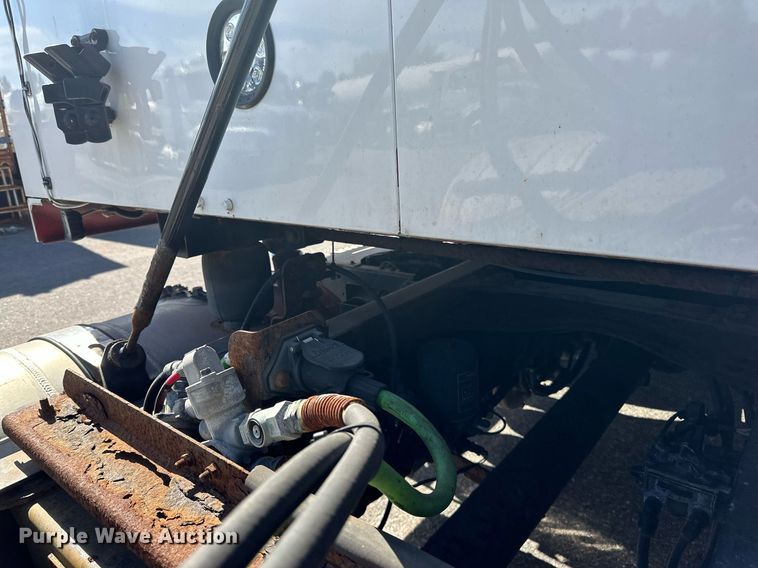 image for item LR9514 2014 Mack CXU613 semi truck