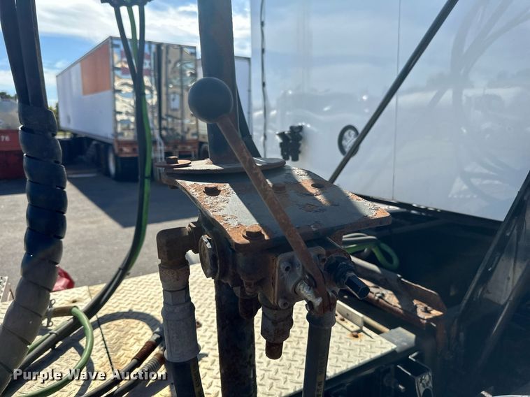 image for item LR9514 2014 Mack CXU613 semi truck