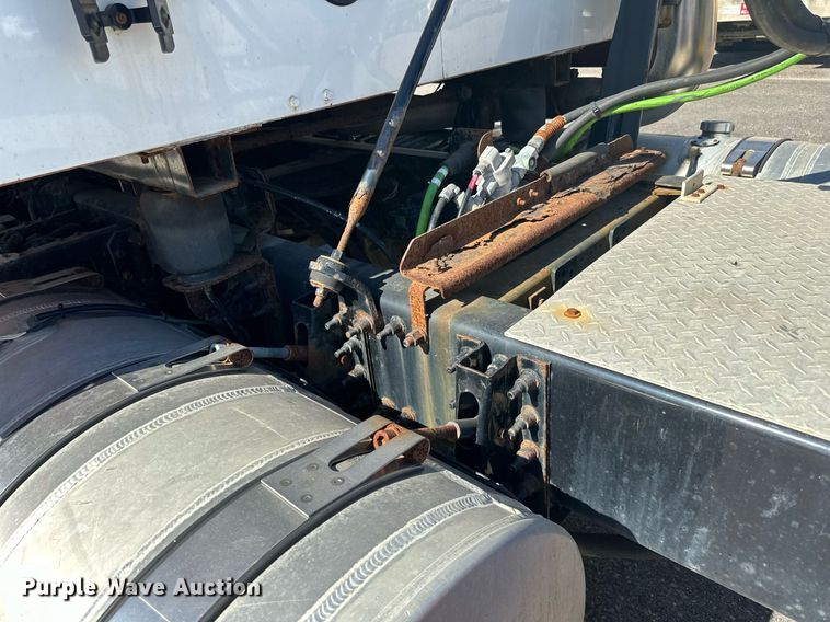 image for item LR9514 2014 Mack CXU613 semi truck